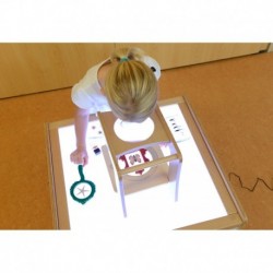 Magnifying table with a large Masterkidz magnifying glass