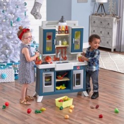 Kaasaegne realistlik köök lastele paljude Step2 tarvikutega
