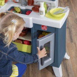 Kaasaegne realistlik köök lastele paljude Step2 tarvikutega